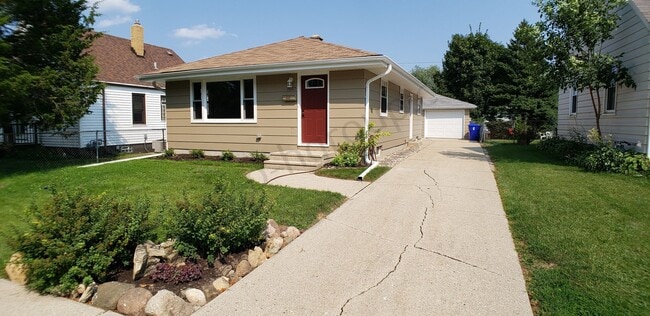 Building Photo - 3 Bedroom North side Ranch with Garage Rental