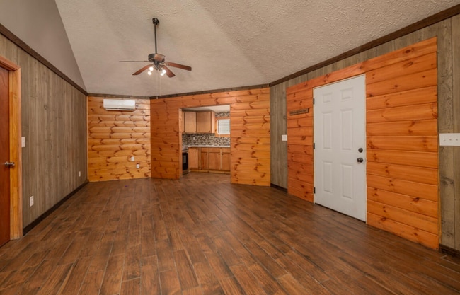 Photo - 704 Roundhouse Rd