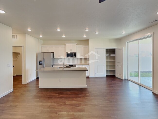 Photo - 1551 N Barkvine Ave