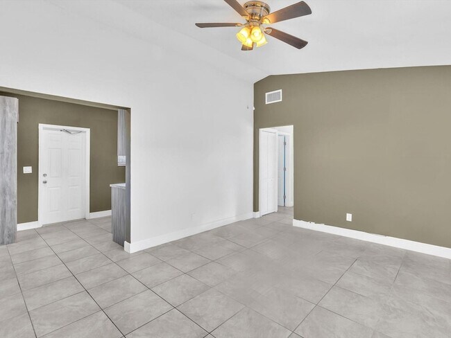 Photo - 525 NW 10th Ave