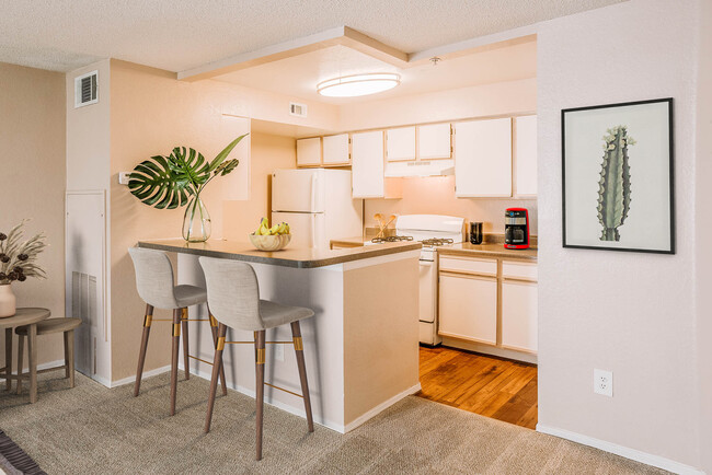 Kitchen w/Breakfast Bar - Bella Vita Rental