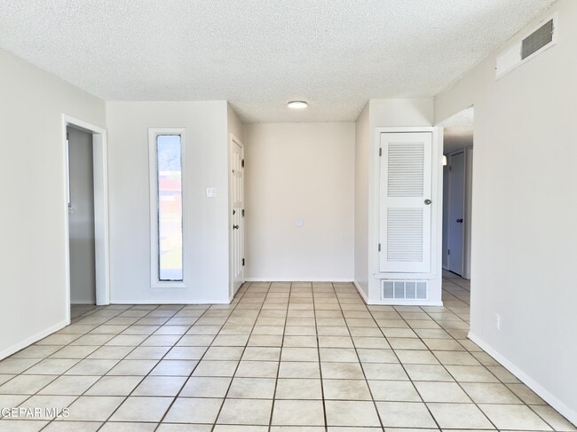 Photo - 5208 La Taste Ave