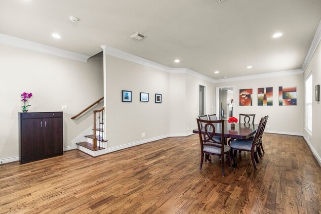 Photo - 821 W 26th St