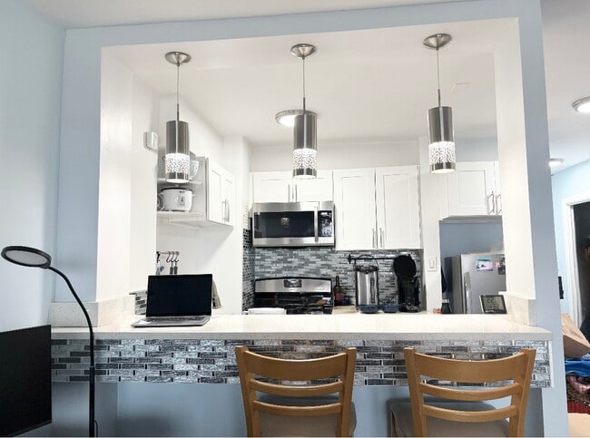 Building Photo - 6115 97th St Unit Studio apt #15P