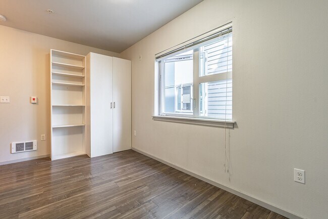 422 11th Ave - Amazing Studios!