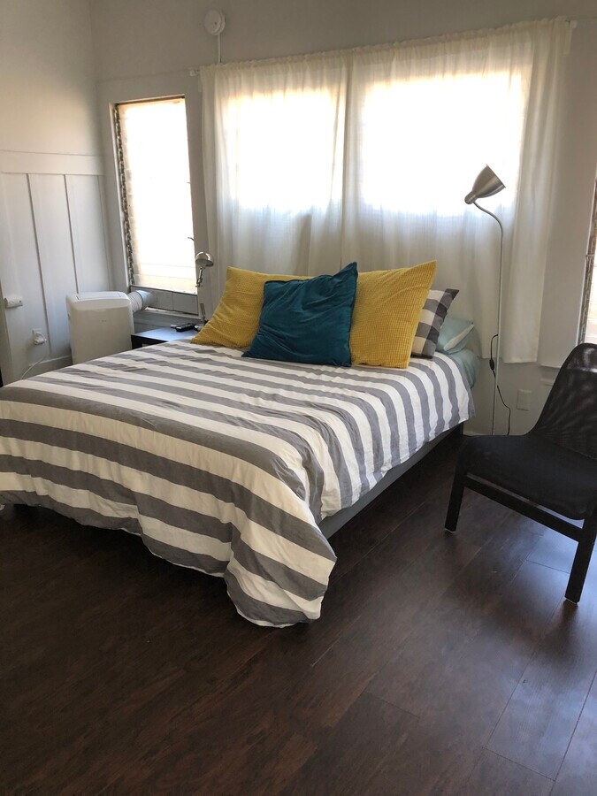 studio furnished bedroom - 937 N Benton Way Unidad 2a