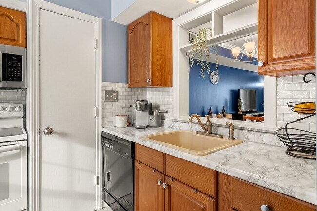 Photo - 1107 Windsor Dr N