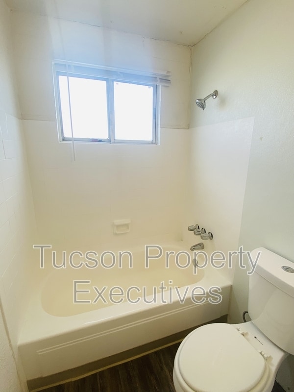 Photo - 5770 E 10th St