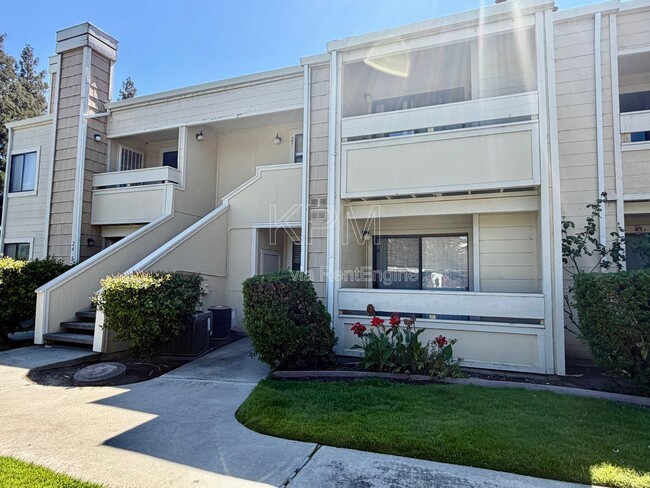 Building Photo - 1537 Pyrenees Ave Unit Apartment 22