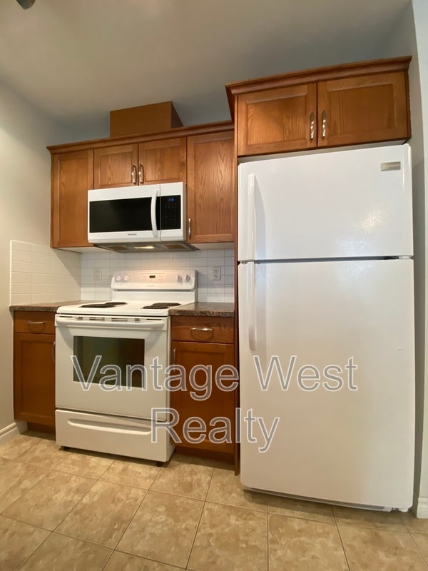 Photo - 598-598 Sutherland Ave