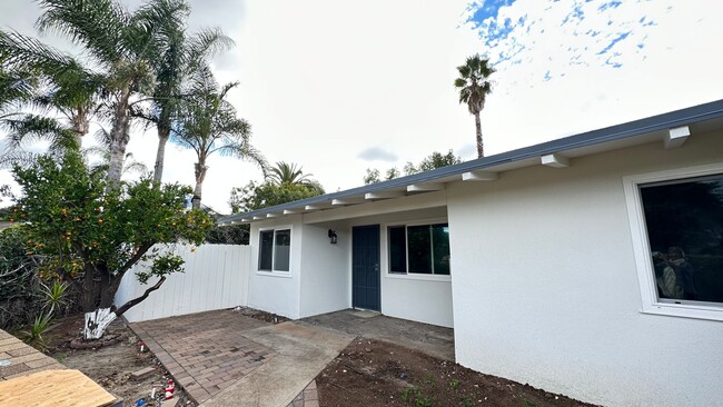 Remodeled 3 bd in Vista with large garage - Remodeled 3 bd in Vista with large garage House