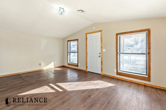 Photo - 615 N Doris St