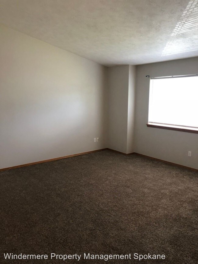 Photo - 6326-6328 N Normandie St