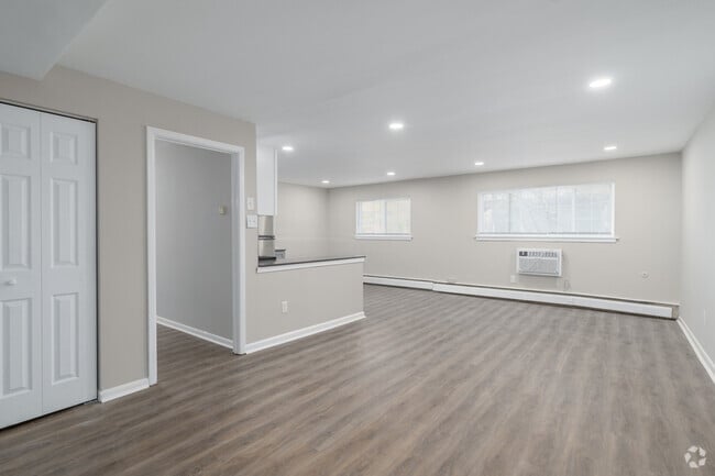 2BR, 1BA - 888SF Entrance