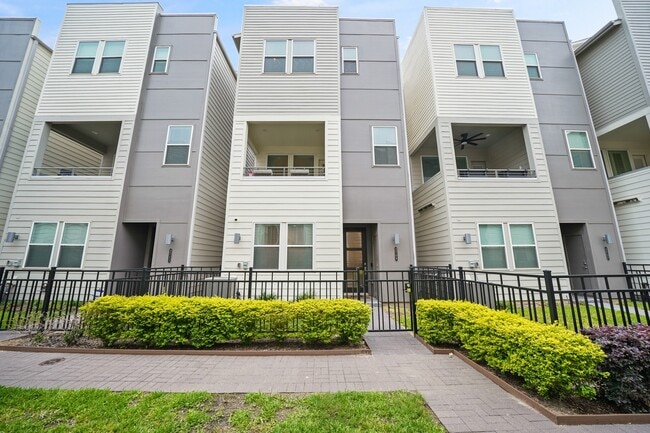 Building Photo - 2709 Clinton Dr
