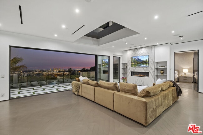 1680 Sunset Plaza Dr