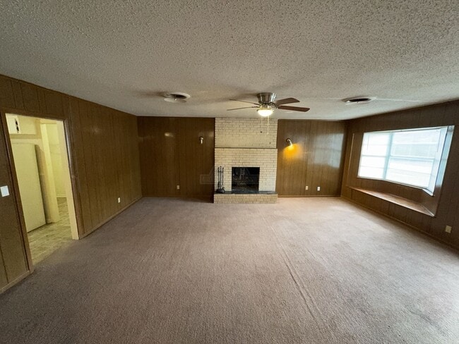 Photo - 208 Oak St