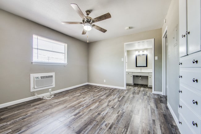 Photo - Falcon Ridge Apartments