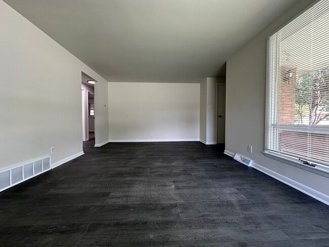 Photo - 490 St Bernard Dr