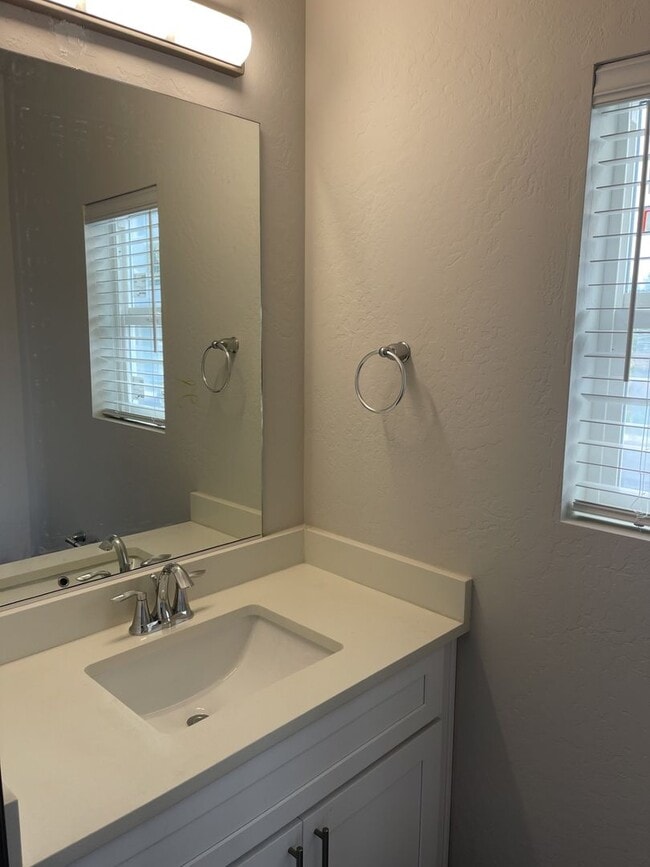 Photo - Stunning 3-Bed, 2.5-Bath 3-Level Townhomes in Deer Park, Townhomes Available September 10th! Unidad 1