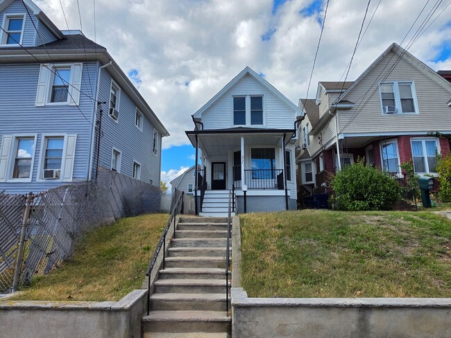 Building Photo - For Rent: Stylish 3-Bedroom Home in Hacken...