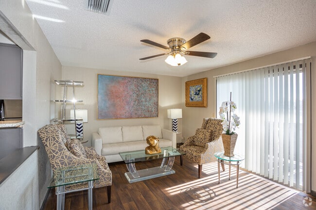 1BR, 1BA - 700 SF