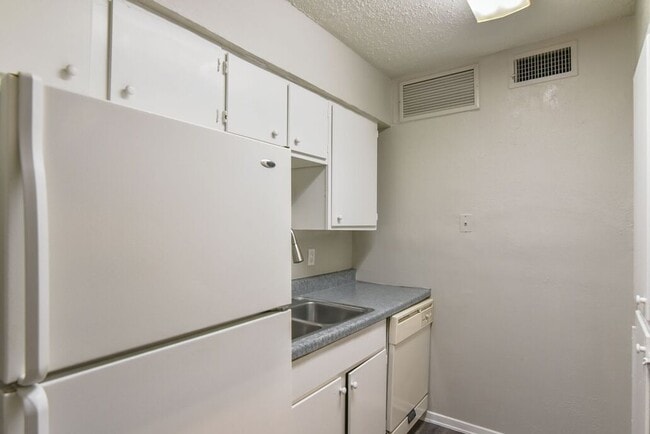 Mariposa Kitchen 1.jpg - Marisposa Park Apartments