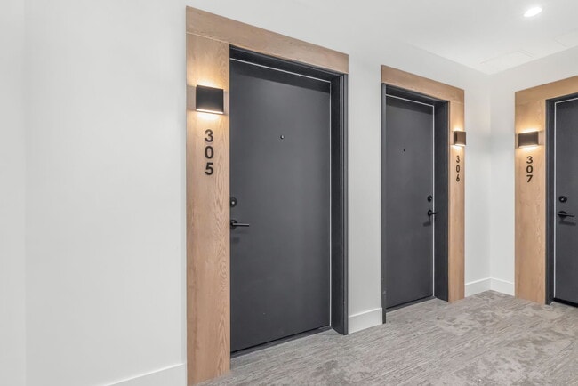 Photo - Bright Beautiful Corner Suite at Clyde – S... Unit 305