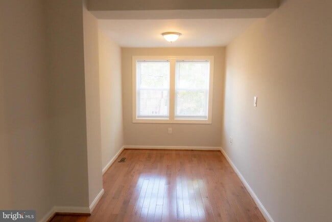 Photo - 1928 Bennett Pl NE