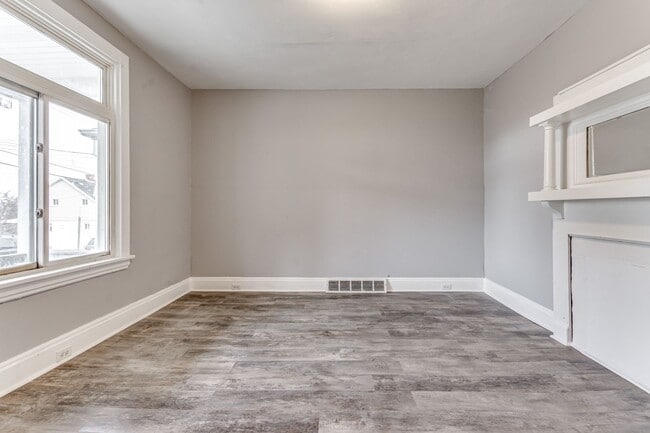 Photo - 2 Bedroom/1 Bath in Carrick - Available NOW!