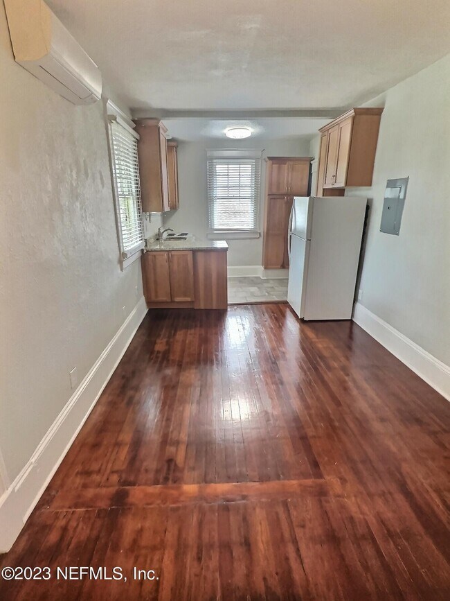 Photo - 2116 Herschel St