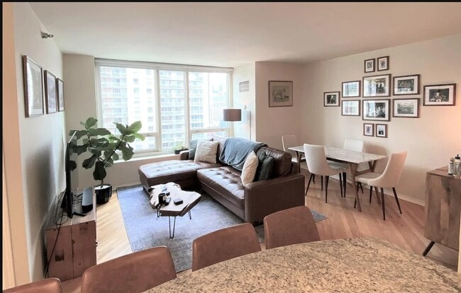 Building Photo - 33 W Ontario St Unit 26C