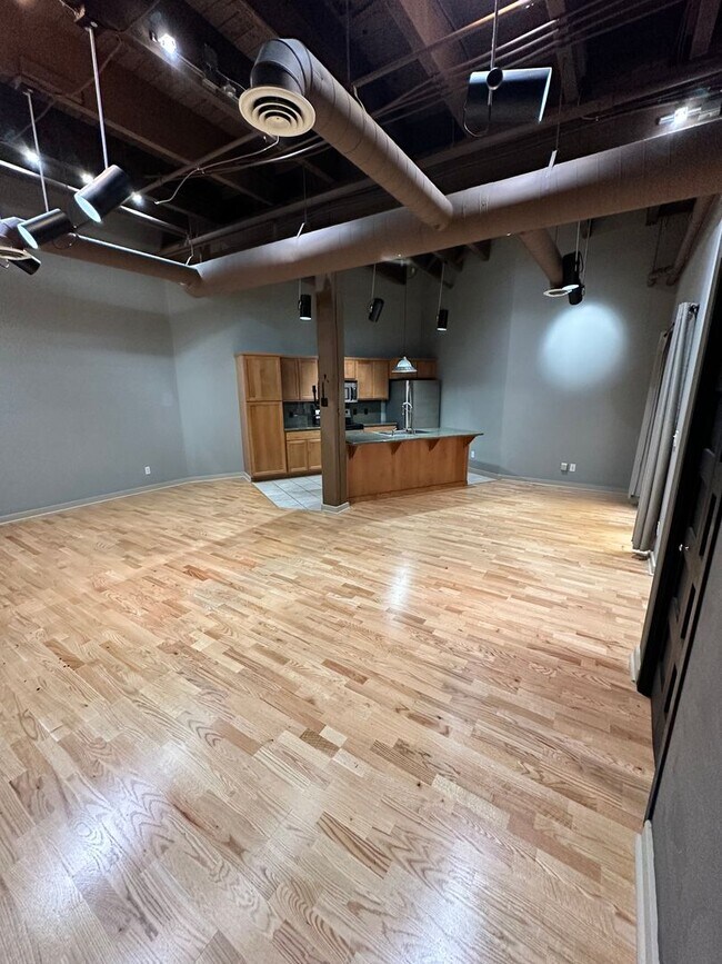 Photo - Modern Comfort & Downtown Convenience – 1 ... Unidad 305