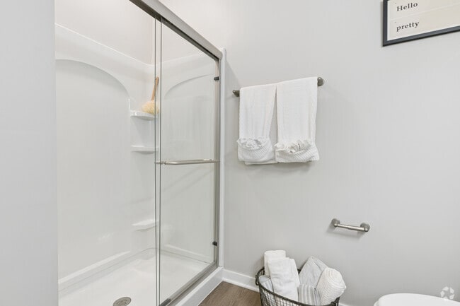 2BR, 2BA - 975SF - Bathroom