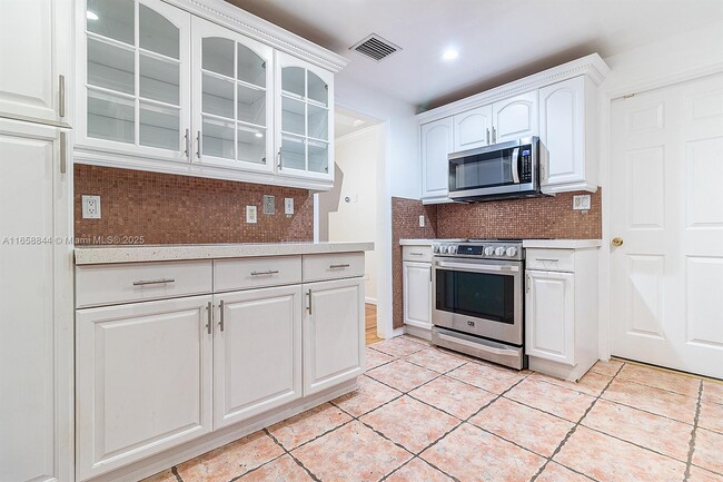 Photo - 717 NE 73rd St