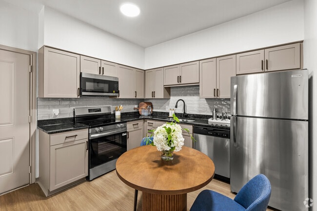 2BR, 2BA - 860SF - Kitchen - The Village on West Seminary