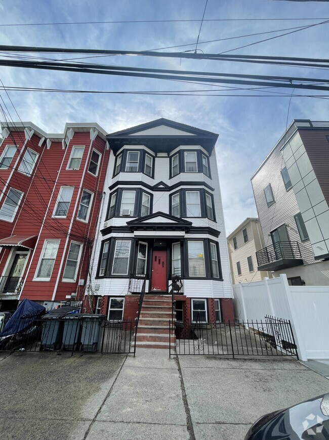 Building Photo - 207 Bowers St Unit 2L Rental