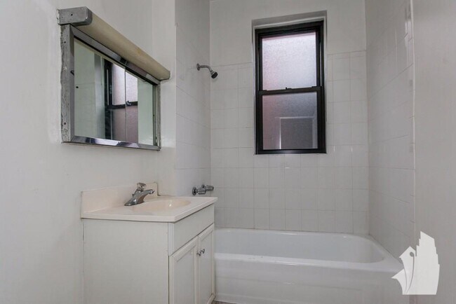 Photo - 725 W Barry Ave