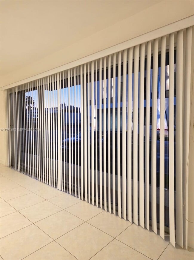 Photo - 9490 E Bay Harbor Dr Unidad 102