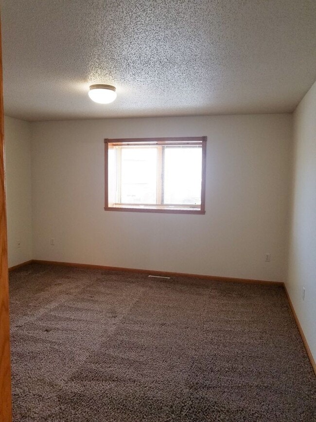 Photo - 3 Bedroom - 2 Bathroom Twinhome for Rent - Fenced Yard!