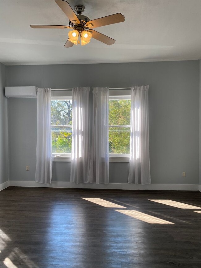 Photo - **MOVE-IN SPECIAL**  Vintage 1-Bedroom Near The Pearl Unidad 3