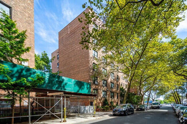 Photo - 285 E 35th St