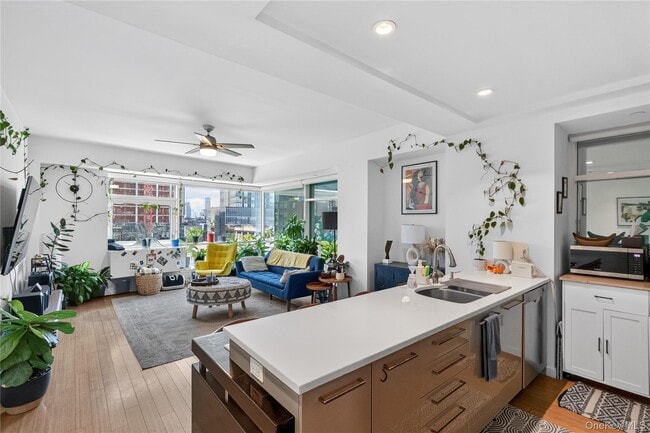 Building Photo - 24-15 Queens Plaza N Unit 6A