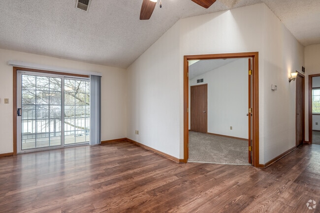 2BR, 2BA - 1,052SF - Living Room
