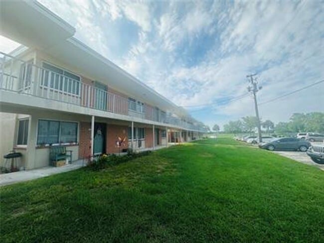 Building Photo - 1 bedroom / 1 bath condo in Crestview Villas