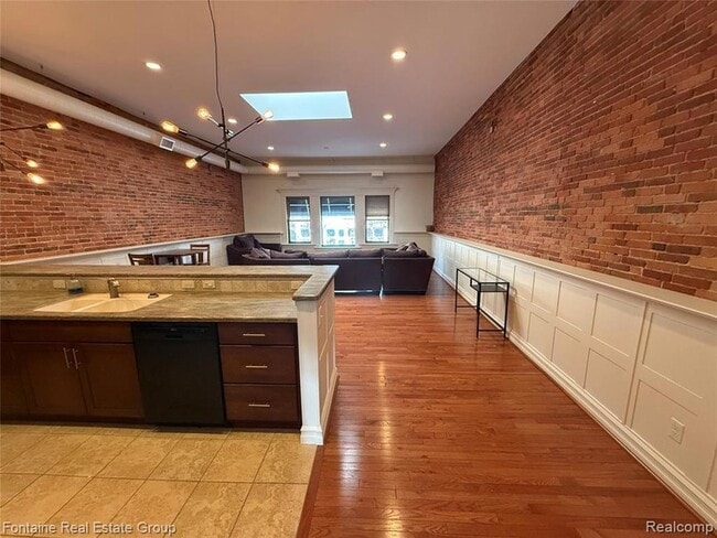 Photo - 107 W Grand River Ave