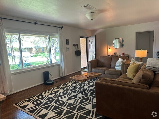 Building Photo - 5437 Santa Barbara Ave Rental