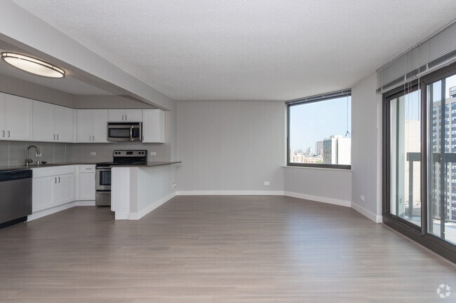 Photo - 2555 N Clark St