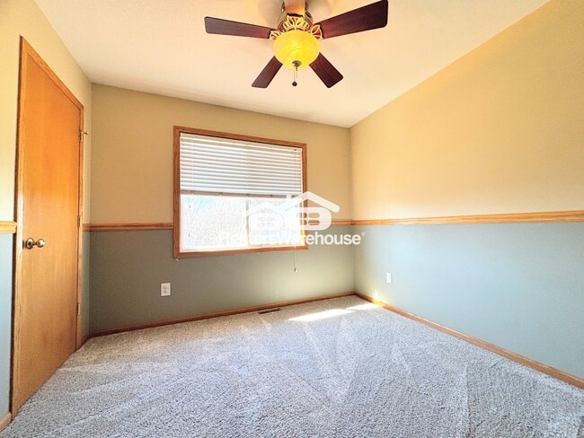 Photo - 330 NE Cardinal Ln