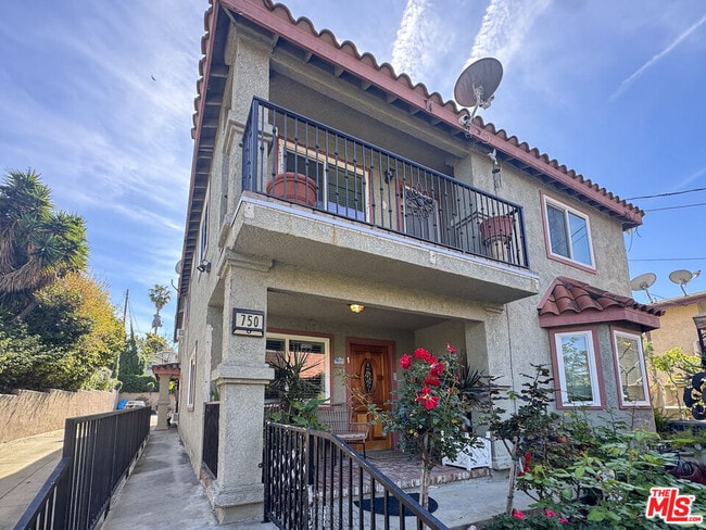 Building Photo - 750 Hyperion Ave Unit 2